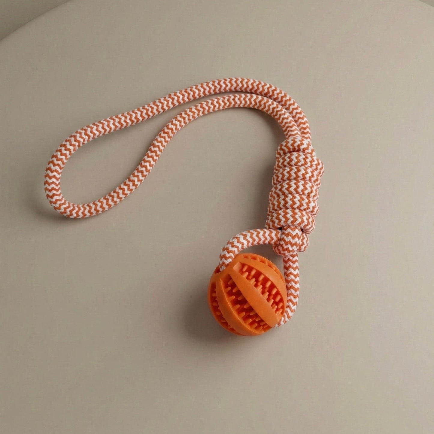 Klassisches Wurf - und Zerrspielzeug mit Ball - Tierstil